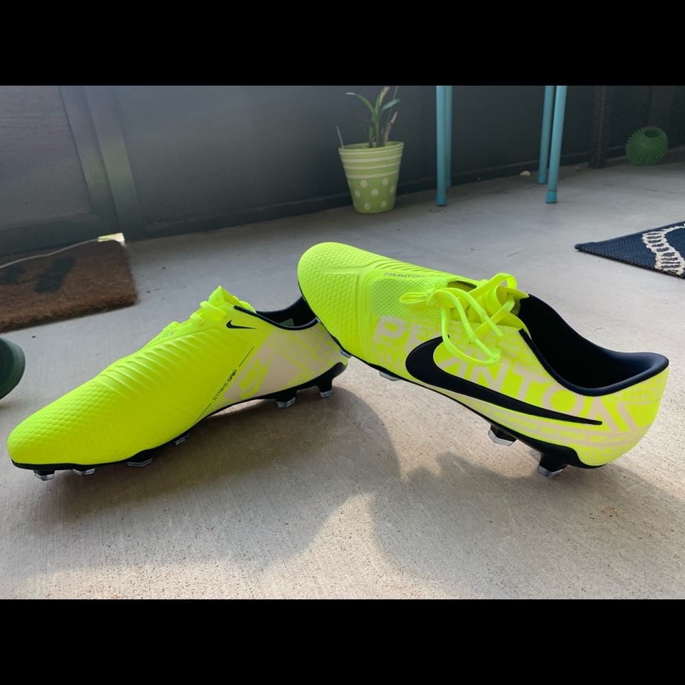 Men’s Phantom Vendom Pro FG Soccer Cleats